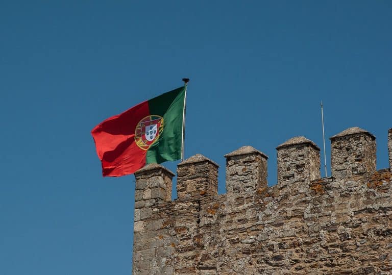 דגל פורטוגל על חומה